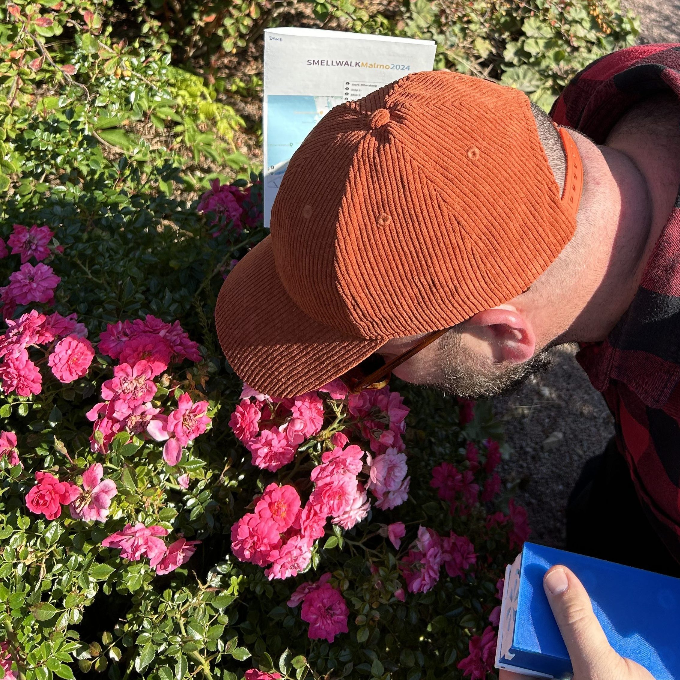 Smelling flowers on a smellwalk, accompanied by an e-nose.